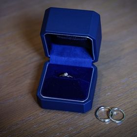 【銀座ダイヤモンドシライシの口コミ】 指が綺麗に見えるウェーブ
ダイヤが大きすぎず主張しすぎない大きさ
ダイ…