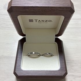 【TANZO.(鍛造指輪)の口コミ】 新郎はシンプルで飽きのこないデザインにしました。
新婦側はスターダスト…