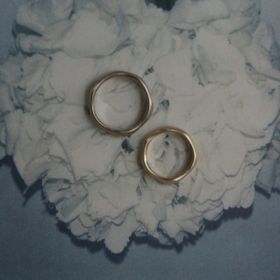 【atelier ST, CAT(アトリエ エスティーキャット)の口コミ】 同じデザインで、色は自分達の好きな色に。
リングのデザインはゆるいウェ…