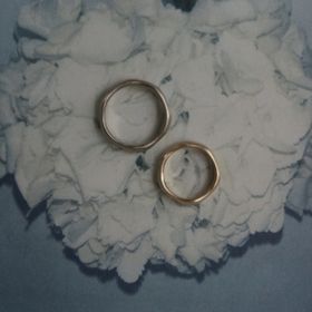 【atelier ST, CAT(アトリエ エスティーキャット)】の口コミ 同じデザインで、色は自分達の好きな色に。
リングのデザインはゆるいウェ...