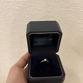 【銀座ダイヤモンドシライシの口コミ】 シンプル王道な婚約指輪に憧れていたので、まさに理想のデザインでした。…