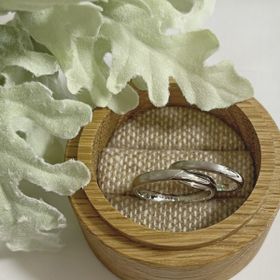 【鎌倉彫金工房の口コミ】 素材はプラチナで、オプション加工でラインにしました！半分はヘアライン…