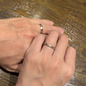 【TANZO.(鍛造指輪)の口コミ】 ベースのプラチナにヘアライン加工を入れていただくことで、ツヤツヤしす…