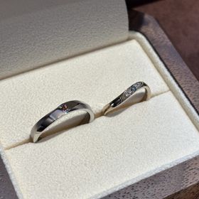 【TANZO.(鍛造指輪)の口コミ】 ゴールドの中でも、自分の指に肌馴染みの良い色を選びました。石は1点水色…