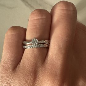 【ラザール ダイヤモンド(LAZARE DIAMOND)の口コミ】 婚約指輪と同じデザインのレイチェルを検討していましたが、重ね付けして…
