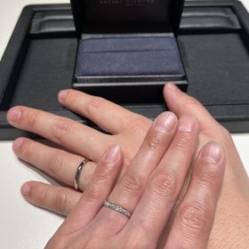 【ラザール ダイヤモンド(LAZARE DIAMOND)の口コミ】 女性の方はダイヤモンドが11石詰まっており、輝きがとてもステキです。キ…