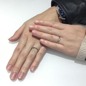 【俄(にわか)の口コミ】 つけ心地がよく、指が綺麗にみえる。
シンプルすぎず、ダイヤモンドがきら…