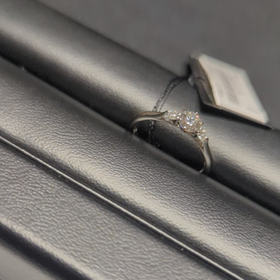 【ラザール ダイヤモンド(LAZARE DIAMOND)の口コミ】 ダイヤモンドの輝きが美しく、またデザインがとてもエレガントでオシャレ…