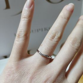 【COEUR D'OR(クゥドール)の口コミ】 V字タイプで指が細く長く見えるのが嬉しいです
中心のピンクダイヤモンド…