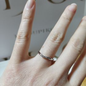 【COEUR D'OR(クゥドール)】の口コミ V字タイプで指が細く長く見えるのが嬉しいです
中心のピンクダイヤモンド...