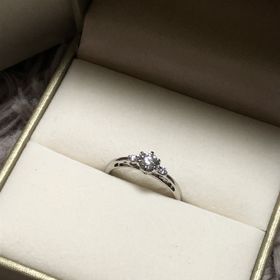 【LEGAN(レガン)】の口コミ ぱっと見ではダイヤが3つ並んだ高級感◎な王道デザイン！それで充分きれい...