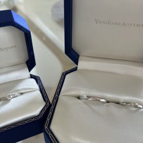【ヴァンドーム青山(VENDOME AOYAMA)の口コミ】 【婚約指輪】
キラキラしているのが好きなので、ストーンがリング半分につ…