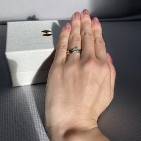 【AMATSU(アマツ)の口コミ】 彼女に贈る婚約指輪として選びました。シルバーとゴールドの色味が絶妙で…