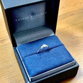 【ラザール ダイヤモンド(LAZARE DIAMOND)の口コミ】 横から見た際にユリの花のような形になっており、光を多く取り入れるデザ…