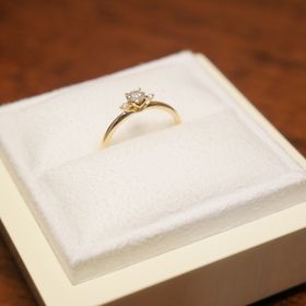 【LUCIE(ルシエ)の口コミ】 真ん中に一粒のダイヤモンド、さらに横に小さく添えられた二つの小さなダ…