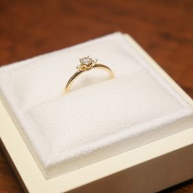 【LUCIE(ルシエ)】の口コミ 真ん中に一粒のダイヤモンド、さらに横に小さく添えられた二つの小さなダイ...