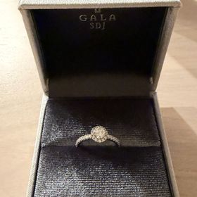 【GALA JEWELRY(ガラジュエリー)の口コミ】 王道の取り巻きデザインにしました。たくさんの細かいダイヤモンドでデザ…