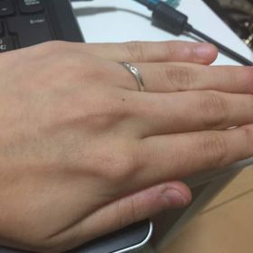 【4℃ BRIDAL(ヨンドシーブライダル)の口コミ】 自分の指が７号であるため、奇数号は取り寄せになると言われたが、流線型…