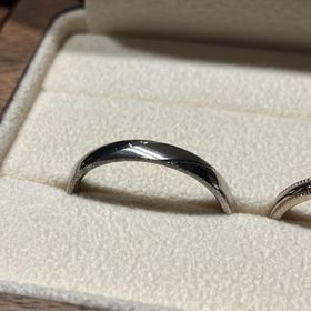 【TANZO.(鍛造指輪)の口コミ】 私の結婚指輪は妻のリングがキラキラとしたものになっているので、普段使…