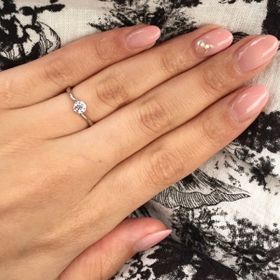 【AFFLUX(アフラックス)の口コミ】 婚約指輪は沢山試着して迷いましたが、6号と比較的指が細いのでボリューム…
