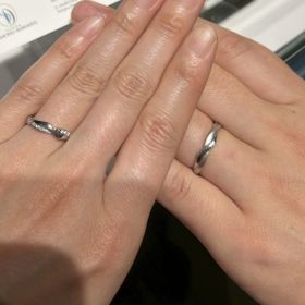 【銀座ダイヤモンドシライシの口コミ】 不思議なひねりのある形がとても印象的で、見る角度によって表情が変わる…