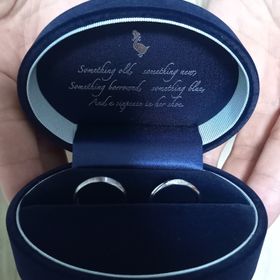 【Something Blue(サムシングブルー)】の口コミ 男性用は、指輪の前後で加工が違っていて、くすみんだ加工とつやつやした加...