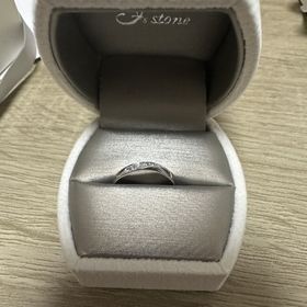 【I's stone(アイズストーン)の口コミ】 指輪のデザインですが斜めにダイヤモンドが埋め込まれてるデザインでその…