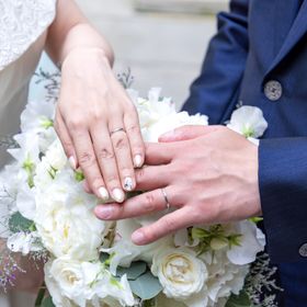 【TRECENTI(トレセンテ)の口コミ】 シンプルだけど少しデザイン性がある
夫婦でお揃いのデザイン
表面に石が…