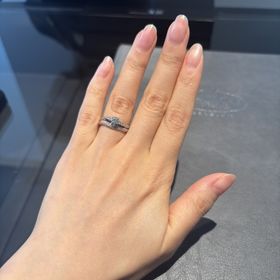 【エクセルコダイヤモンド(EXELCO DIAMOND)の口コミ】 ストレートよりは少し動きのあるデザインが良いなと思い、サイトで見て元…