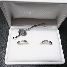 【STAR JEWELRY(スタージュエリー)の口コミ】 職場でも普段つけていても違和感のないシンプルなデザインが気に入りまし…