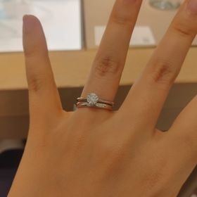 【ティファニー(Tiffany & Co.)の口コミ】 結婚指輪とあわせた時のぴったり感がよく、買うのであれば結婚指輪と婚約…