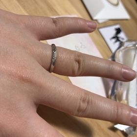 【Disney Cinderella(ディズニー シンデレラ)の口コミ】 ストレートだけどカットが入っていて綺麗な形に見えます。真ん中に3つ石が…