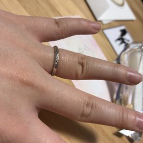 【Disney Cinderella(ディズニー シンデレラ)】の口コミ ストレートだけどカットが入っていて綺麗な形に見えます。真ん中に3つ石が...