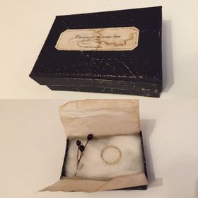 【YOSHIKO CHONAN(ヨシコチョウナン)】の口コミ 三つ編みにしたゴールドに白のエナメルを吹きかけて加工された、他の人と被...