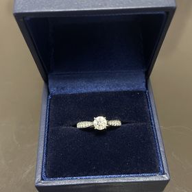 【銀座ダイヤモンドシライシの口コミ】 なるべく指が細く見えて、ダイヤは大きく見えるようなデザインがいいなー…