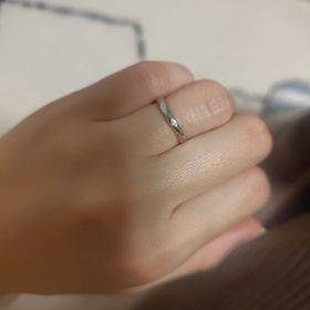 【銀座ダイヤモンドシライシの口コミ】 シンプルなデザインの結婚指輪を探していたところ、こちらの指輪に出会い…
