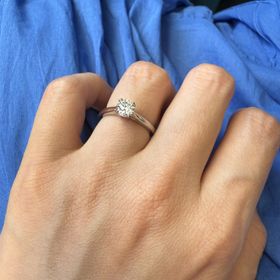 【ハリー・ウィンストン(Harry Winston)】の口コミ 王道なデザインなので、ダイヤモンドの大きさや輝きがより魅力的に見えます...