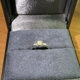 【ラザール ダイヤモンド(LAZARE DIAMOND)の口コミ】 パートナーの手が華奢なため、つけた際に綺麗に見えるデザインを選びまし…