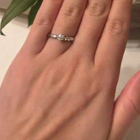 【ラザール ダイヤモンド(LAZARE DIAMOND)の口コミ】 指輪のデザインは、ストレートです。全体的にシンプルな感じですが、真ん…