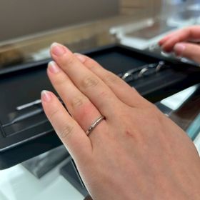 【ラザール ダイヤモンド(LAZARE DIAMOND)の口コミ】 婚約指輪に重ね付けをしても、可愛いものが良かったので、シンプルなもの…