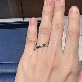 【銀座ダイヤモンドシライシの口コミ】 シンプルで飽きのないデザインを探していたので、理想にピッタリでした。…