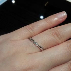 【JEWELRY  KAMATA(ジュエリーかまた)の口コミ】 2本のローレットがなめらかなラインで入っているところが素敵です。
男性…