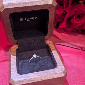 【TANZO.(鍛造指輪)の口コミ】 ダイヤの回りをバラの花びらに包まれるようなデザインにしました。手の形…