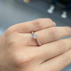 【TASAKI(タサキ)】の口コミ ダイヤに近づくにつれて細くなるデザインがリボンのようでとても可愛いです...