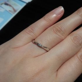 【JEWELRY  KAMATA(ジュエリーかまた)の口コミ】 派手すぎず、でも動きのあるデザインで、真ん中の石がキラリと光り、バラ…