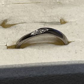 【銀座ダイヤモンドシライシの口コミ】 シンプルなデザインだけれども、ダイヤが入っていてかわいいです。
少し曲…