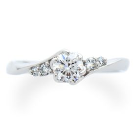 【アトリエフィロンドールのクチコミ】プロポーズプランでダイヤは自分で選び、リングは嫁に選んでもらうことで2…