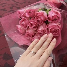 【ラザール ダイヤモンド(LAZARE DIAMOND)の口コミ】 王道の一粒ダイヤモンドが存在感があります。また、シンプルだけど土台が…