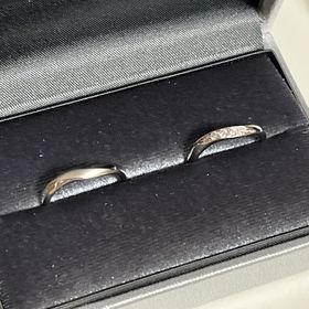 【GALA JEWELRY(ガラジュエリー)の口コミ】 ペア感があるデザインの二つにしました。
私のはシンプル目で、妻のはゴー…