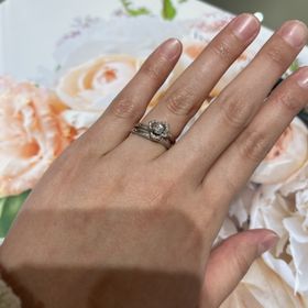 【ヴァンドーム青山(VENDOME AOYAMA)のクチコミ】バラの花をモチーフにした指輪を選びました。
ウェーブラインで指を綺麗に…